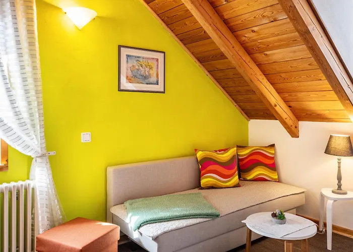 Apartment Dachwohnung Im Landhausstil Meiningen